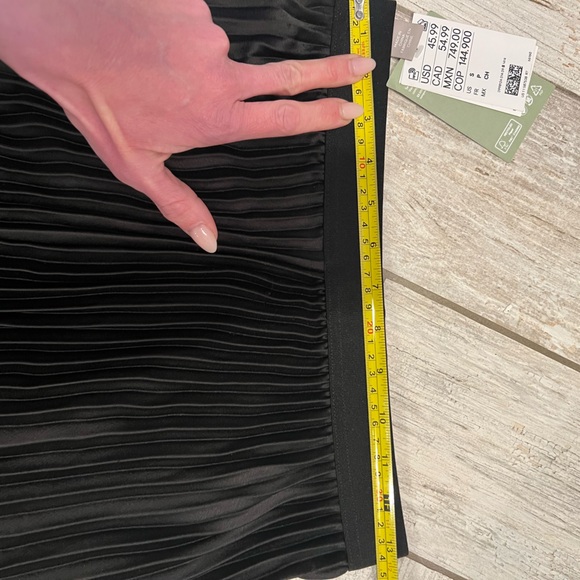 H&M Black A-Line Pleated Skirt - Picture 2 of 7